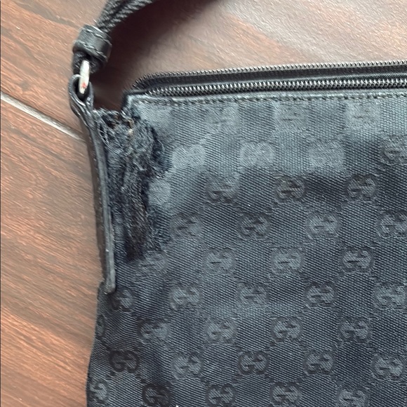 Gucci Black Crossbody Bag with Adjustable Strap - Picture 4 of 12